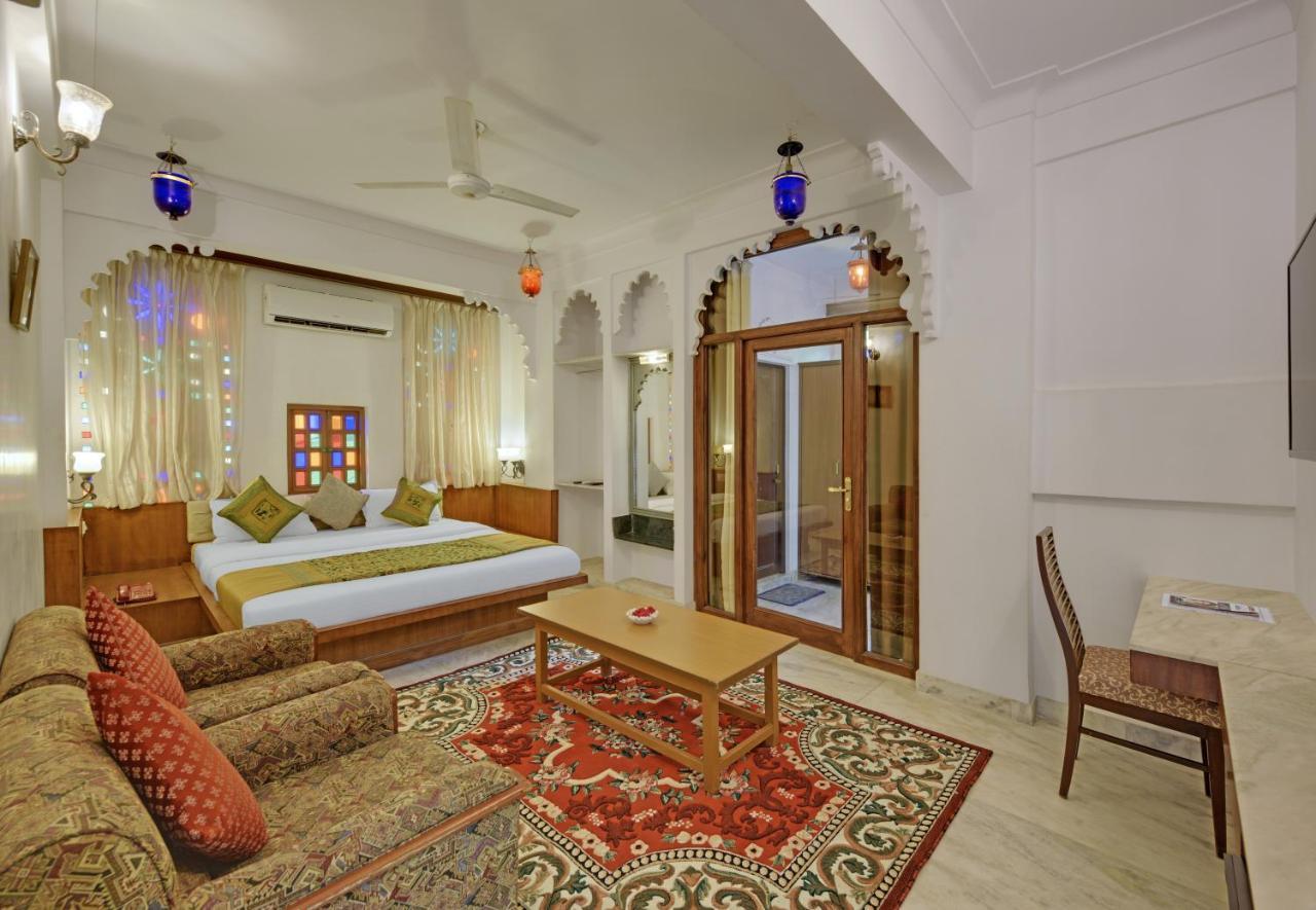 Hotel Raj Palace Удайпур Экстерьер фото
